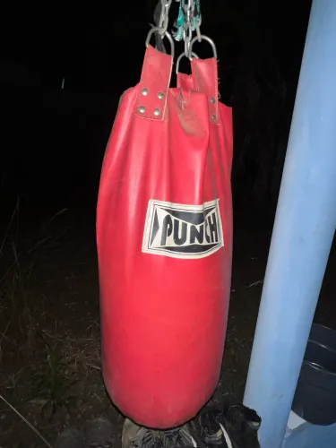 Saco de pancada PUNCH 30Kg pra sair logo 
