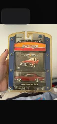 miniatura Greenlight Muscle Car Garage de um 1963 Chrysler 300J
