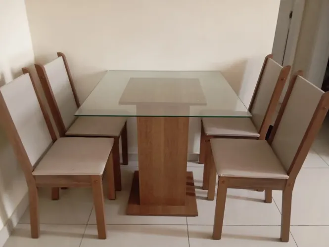 MESA DE JANTAR + 4 CADEIRAS