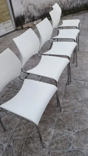 Conjunto de 6 cadeiras de jantar de plástico com pernas de aço cromado