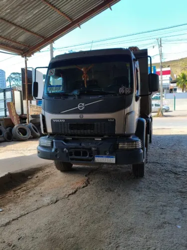Caminhão Basculante Volvo VM 330 2020 - 32 ton 4 eixos - 8x4
