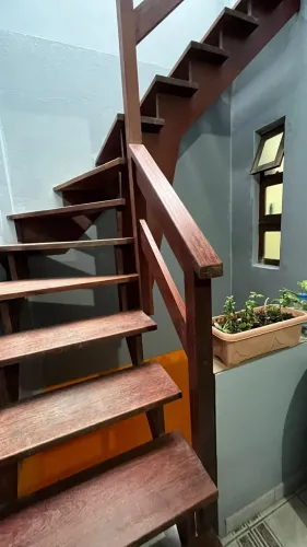 Sobrado Imponente com 4 Andares e 230m² Garden Privativo e Lareira | R$ 1.480.000