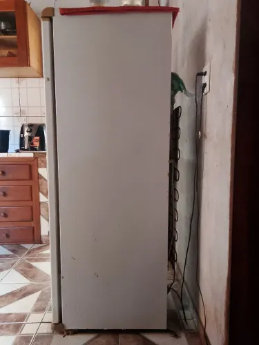 Vende-se uma geladeira bem conservada 