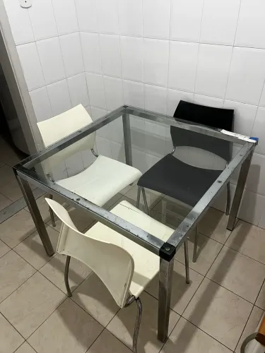 Mesa de vidro + 4 cadeiras