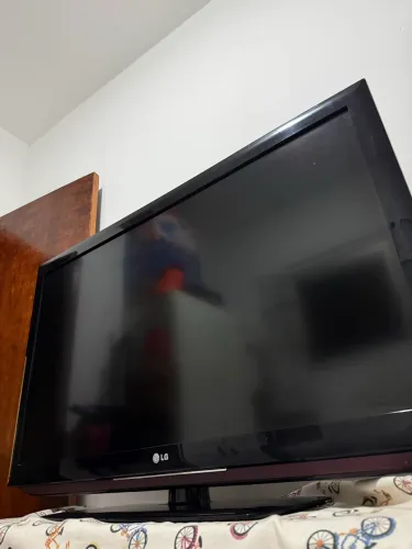 TV LG 42" LCD Full HD - Super Conservada