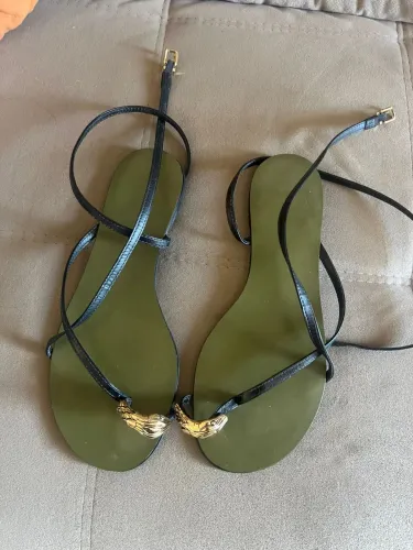 Vendo sandália rasteira Preta, modelo novo tiras, Arezzo