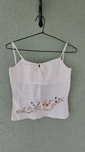 Blusa de alça branca bordada