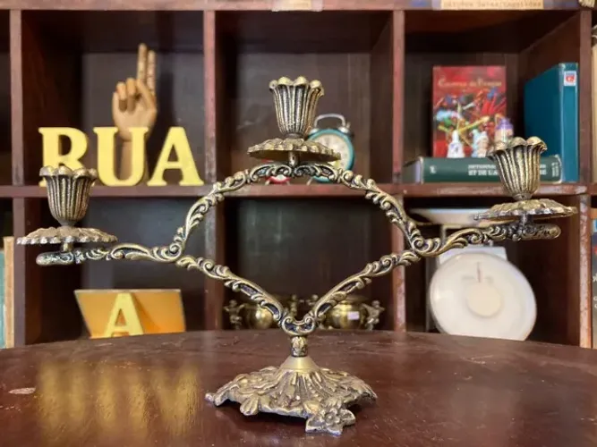 Candelabro em bronze antigo para três velas