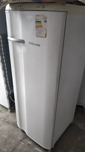 Geladeira Electrolux re28