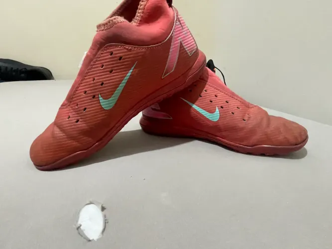 Chuteira Nike mercurial society vermelha de botinha 