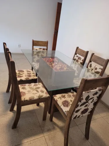 Vendo mesa de vidro com 6 cadeiras seminova