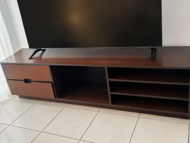 Rack com gaveta para sala de televisão