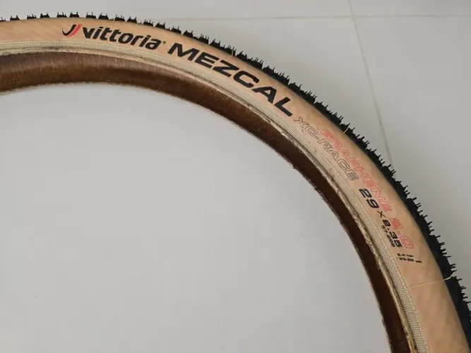 PATINETE - P.NEU 29x2.35 Vittoria Mezcal Xc Race Tubeless Fx Bege (novo)
