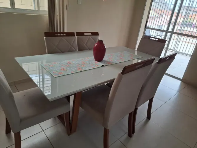 Vendo Mesa de Jantar com 6 cadeiras