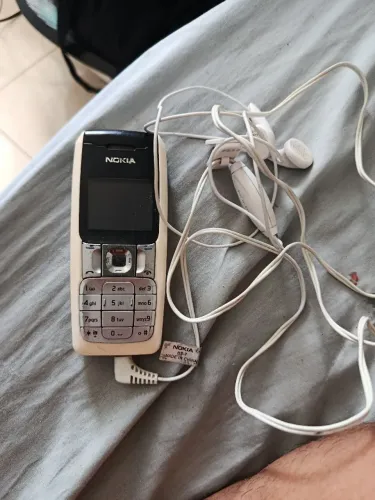 Vendo esse celular Nokia antigo pra quem quer colecionar ele funciona tudo falta só a bate