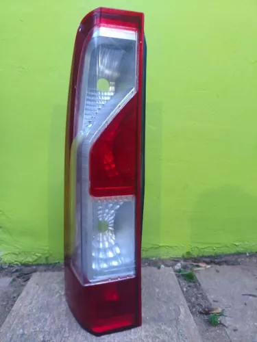 Lanterna traseira esquerda Renault Master