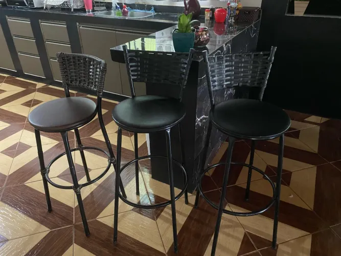Vende-se 3 banquetas altas para balcão.