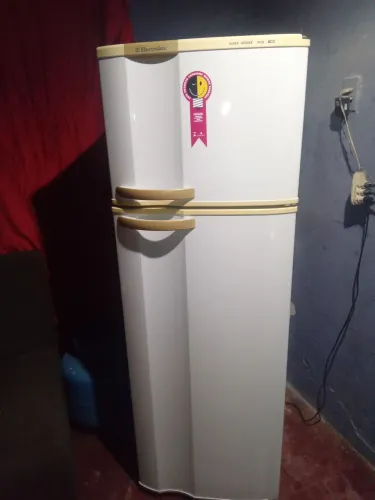 Vende-se geladeira Electrolux gelando perfeitamente