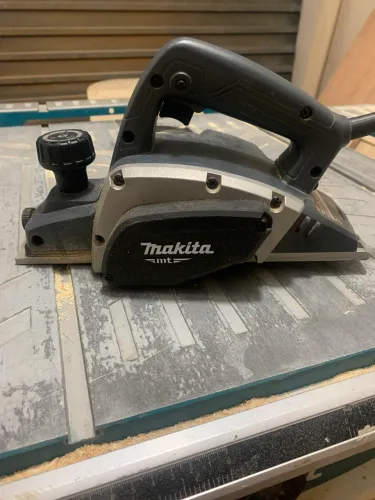 Plaina elétrica makita