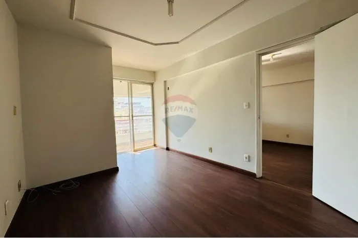 Quarto e sala com garagem no Centro de Juiz de Fora
