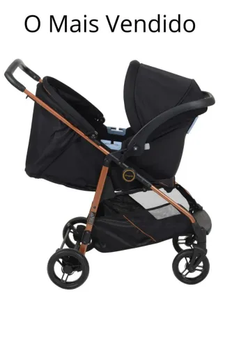 Carrinho de bebê com bebê conforto