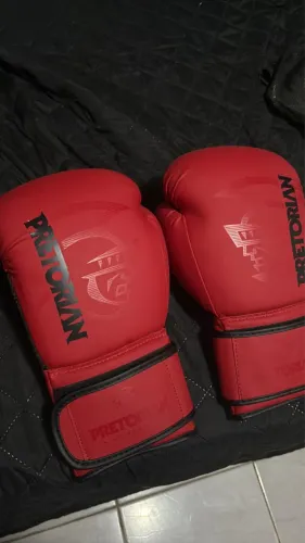 luva de muay thai com bandagem incluso.
