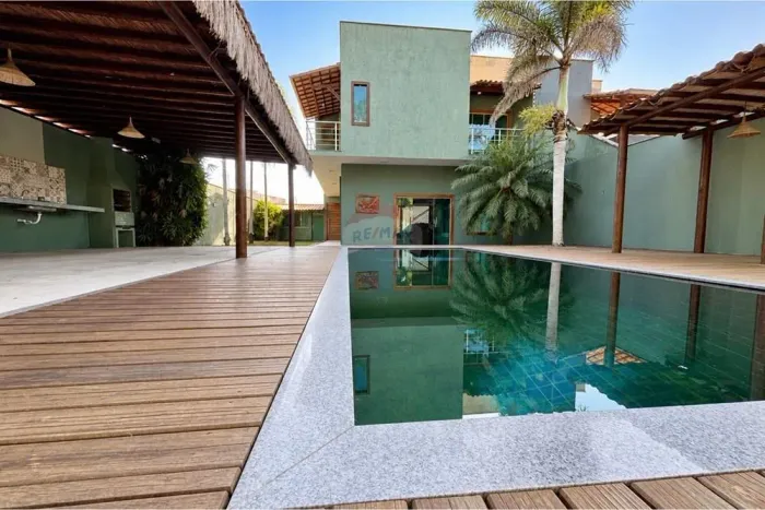 Casa de Alto Padrão com 4 Suítes e Lazer Completo a 2km da Praia de Taperapuan em Porto Se
