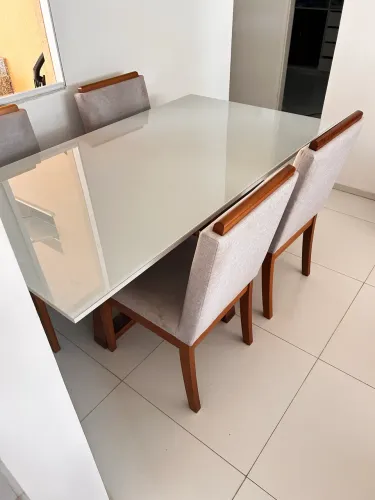 Mesa com 4 cadeiras