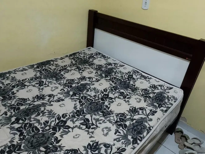 Cama de casal com colchão de mola 