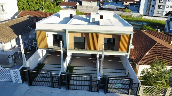 Casa para venda com 100 metros quadrados com 3 quartos em Bom Retiro - Joinville - Santa C