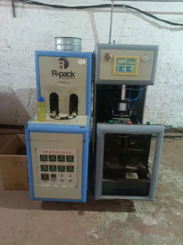 Máquina de soprar garrafas pet com molde .