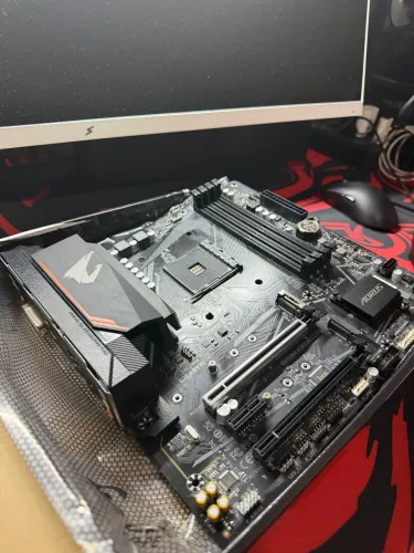 PLACA MÃE GIGABYTE B550M AORUS ELITE, CHIPSET B550, AMD AM4, MATX, DDR4