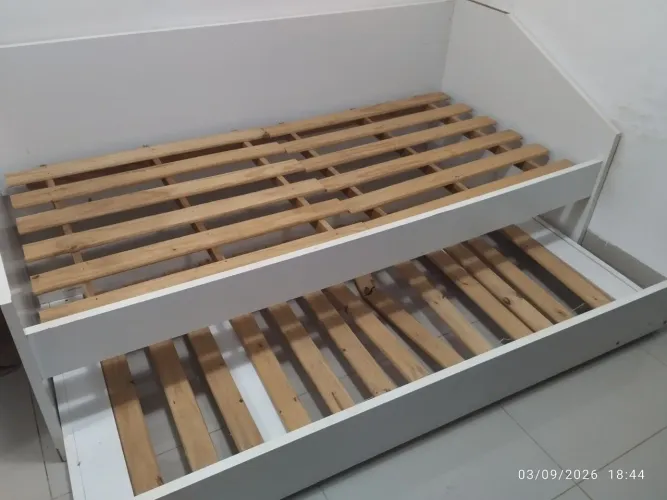 Vende-cama sobre posta, pode ser usada tanto por adulto ou criança, tem grade.