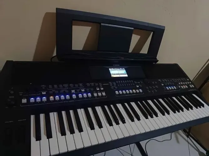 Teclado Yamaha PSR SX600 com 3 Microfones P10 e USB Midi incluso