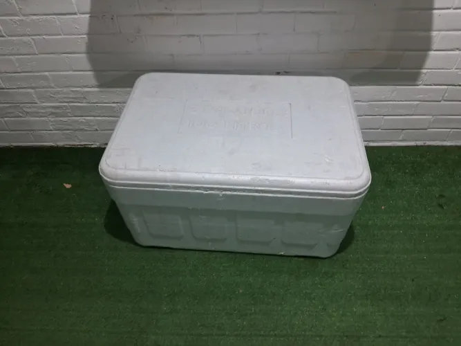 Caixa de isopor de 100 litros seminova