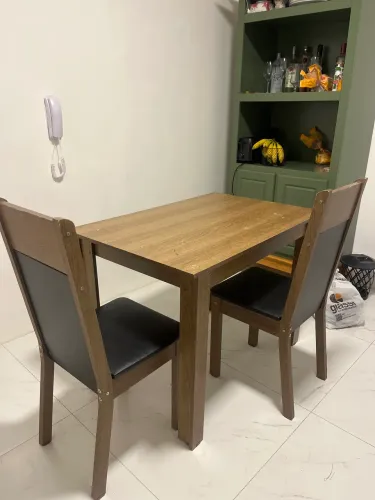 Vendo mesa com 2 cadeiras