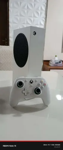 XBOX SÉRIES S SEMI-NOVO EM EXCELENTE ESTADO COM UM CONTROLE