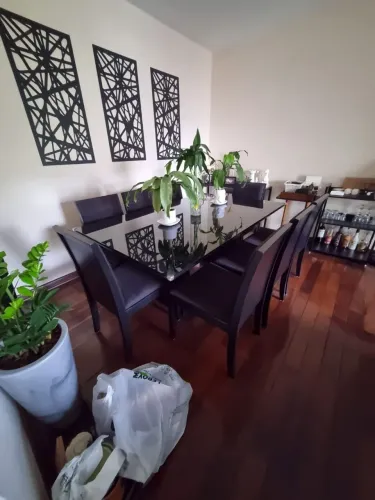 Sala De Jantar Luxo Preta em Mad Maciça e Tampo de Vidro com 8 Cadeiras