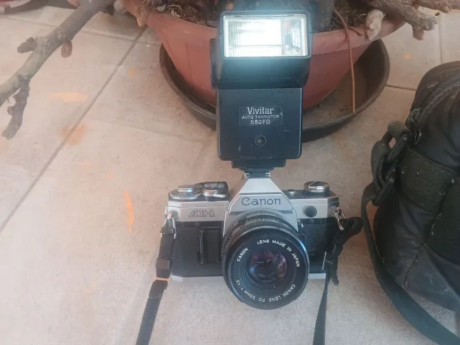 Máquina de fotografia Canon antiga 
