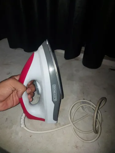 Ferro de passar roupa.