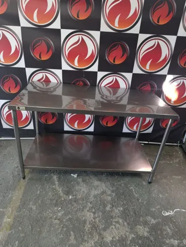 Mesa lisa toda no aço inox com prateleira inferior usada