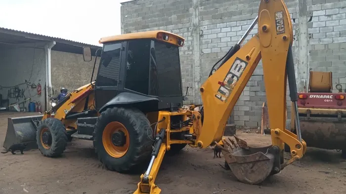 VENDE-SE RETROESCAVADEIRA JCB 3C 4x4 2014