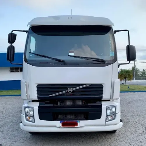 Volvo vm 260 6x2 Carroceria ano 2011