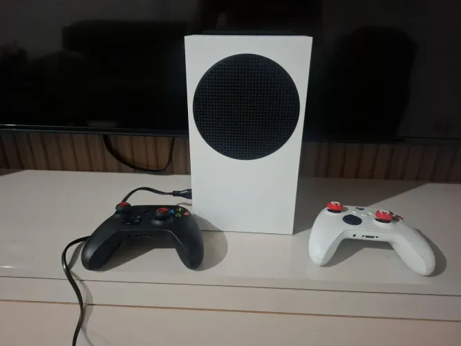 Xbox series S com 2 controles