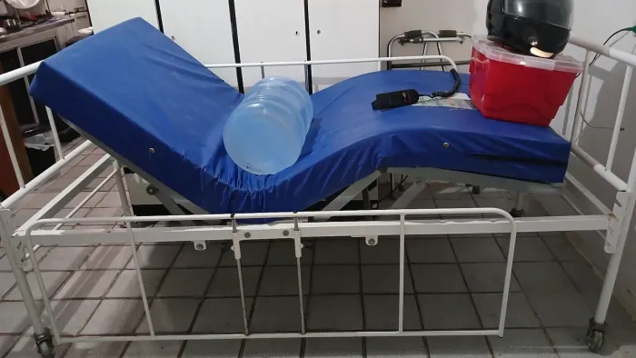 CAMA HOSPITALAR MOTORIZADA COM CONTROLE