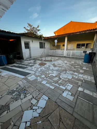 Casa com Quintal Grande na Enseada - Av. Assis Chateaubriand - 10x28 - 5 min da Praia