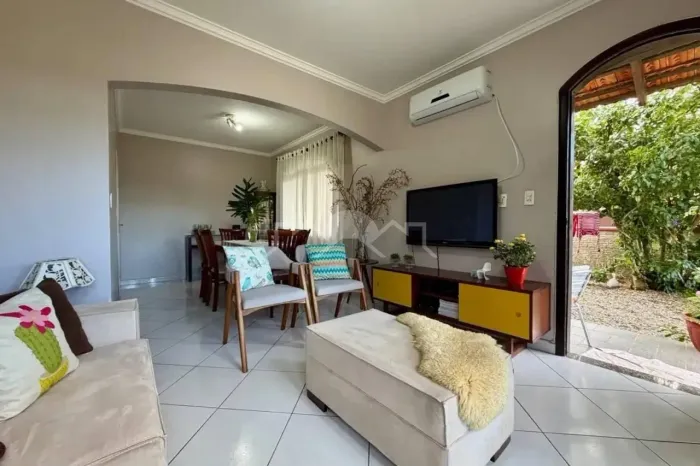 Casa com 3 quartos à Venda, São Marcos - Joinville