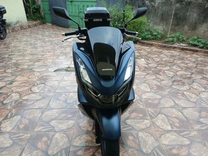 Vende se pcx ano 2024 na cor azul moto impecável com menos de 15 mil kilometros.