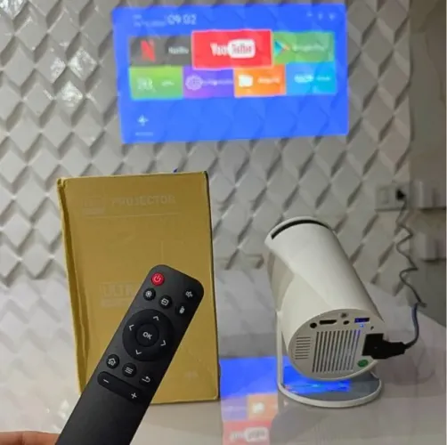 Mini Projetor Portátil HY300 o famosinho da Shopee FHD 1080p branco