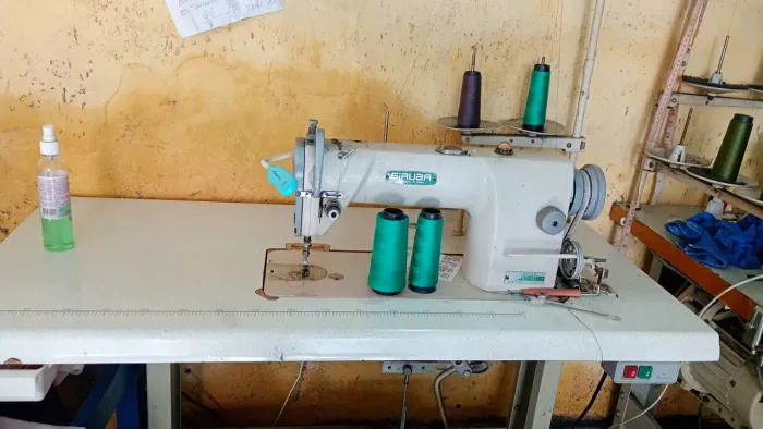 Uma máquina de costura reta 